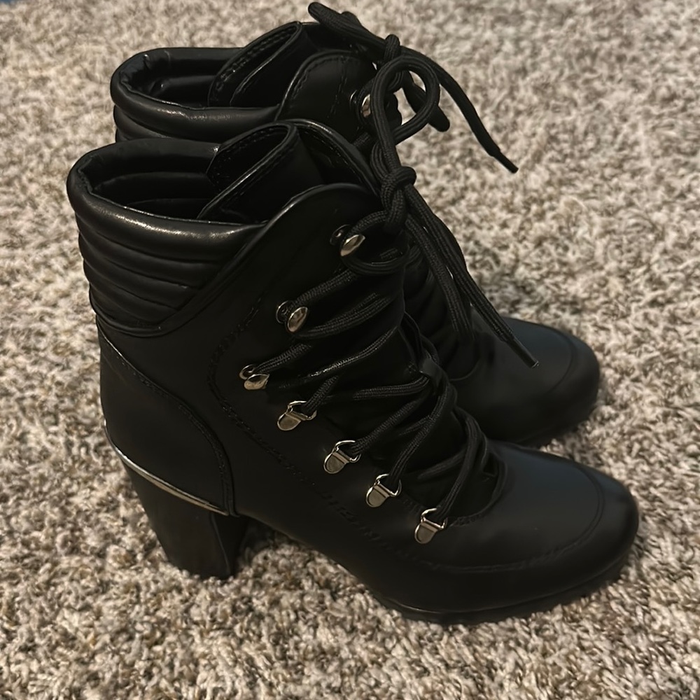 Women’s size 9 DKNY black leather boot with lugged sole. (No Box)